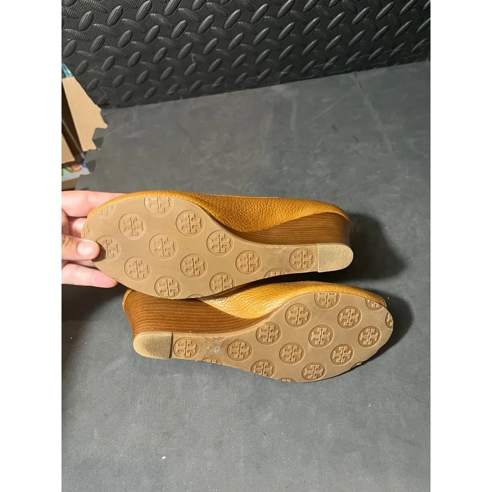 Tory Burch Sally Wedge Womens 6.5M Tan Leather Peep Toe Logo Shoes